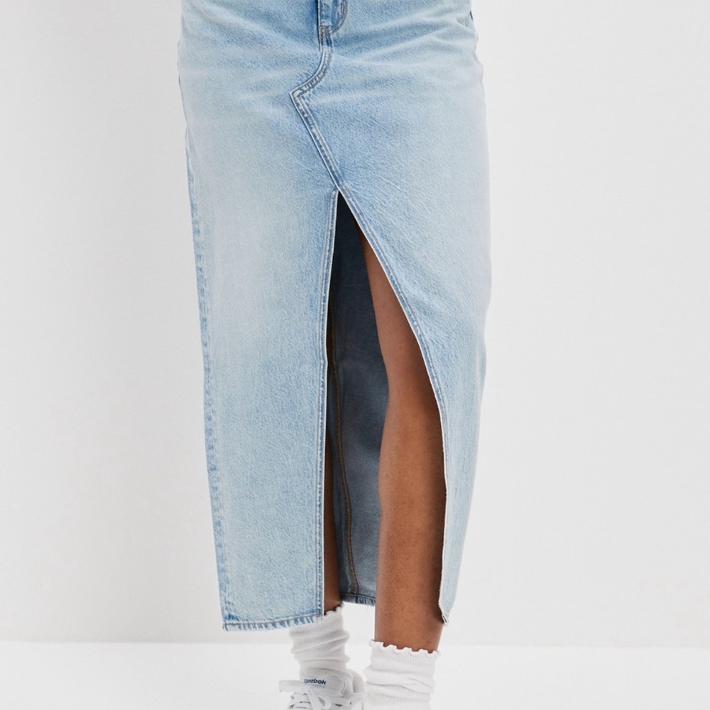 AE Dreamy Drape Low Rise Denim Maxi Skirt - Medium Wash Size 2 NWOT